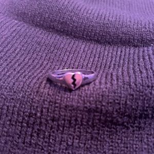 Broken heart ring, size 8, color black and silver